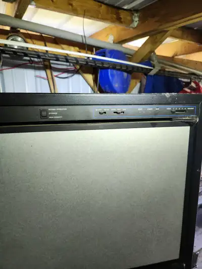 NORCOLD 3 way fridge. Working very well on 110 volts, 12 volts and on propane. Freezes water in 6 ho...