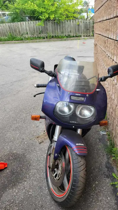 it is a 1993 suzuki gsxr750 with a body kit of suzuki 1000. I have this bike for 7 years and it's ti...