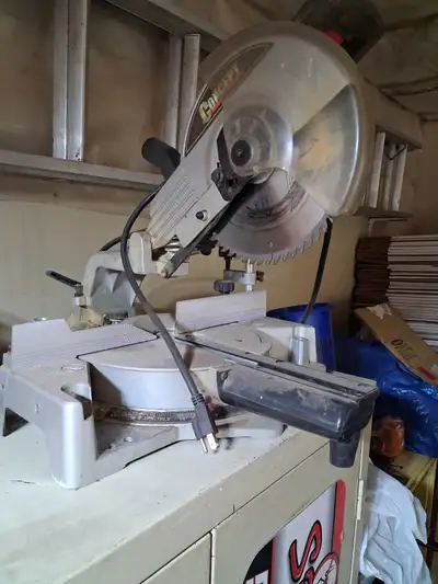 Concept 10 inch compound sliding mitre saw MS100 Missing dust bag $50 Located in Kingsville Text Joh...