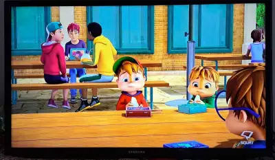 - Télévision - Grande Marque : Samsung - Dimension 32po idéal pour chambre à coucher, Enfants, cuisi...
