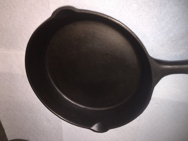 RARE  -  FINDLAY CANADA NO 6 CAST IRON PAN in Arts & Collectibles in Belleville - Image 3