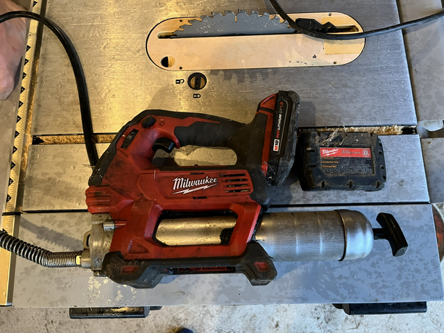 Milwaukee Grease Gun - 2 batteries with charger