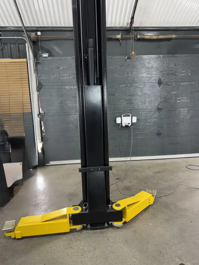 Lifts extra large Challenger 12,000LBS, 10 pieds entre poteaux in Other Business & Industrial in Granby - Image 3