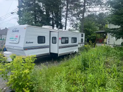 Roulotte salem de 37 pied avec 1 extension Porte patio Systeme a crémaillière le moteur est neuf Bol...