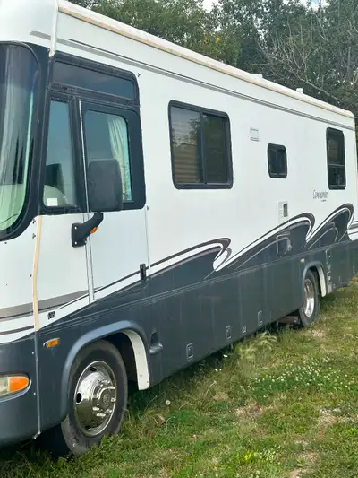 2000 Triple E Comander 29’ Ford V10, onan 5500 gen, roof air dash air , stove oven, microwave Michel...