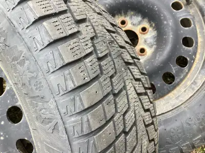 Winter tires on Rim with sensor 225/60/R17. Very good condition.pneu d’hiver sur Rim avec sensor trè...