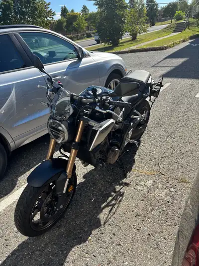 Honda CB650R très propre. Toujours entretenu chez le concessionnaire. Ranger à l’intérieur. La moto...