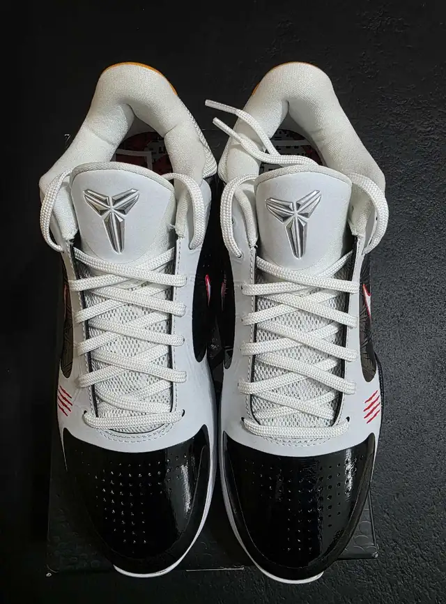 Kobe 5 Bruce Lee Alt size 8 in Men's Shoes in Mississauga / Peel Region - Image 5
