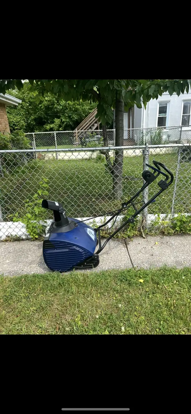 Snow blower big saize like new  in Snowblowers in Windsor Region - Image 4
