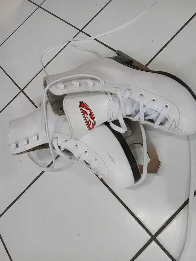 Patin artistique fille grandeur 12J /12Y (petite fille 4 ou 5 a) in Skates & Blades in Laval / North Shore - Image 8