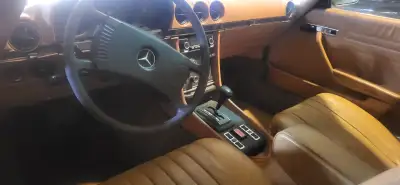 Voiture remisée dans un garage privé, a besoin d’entretien et réparation. Pour un collectionneur ou...