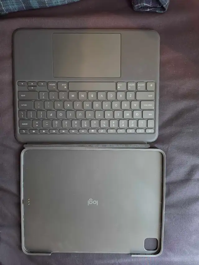 Like New - iPad pro M4/M5 Logitech combo touch keyboard case555210945122816007
