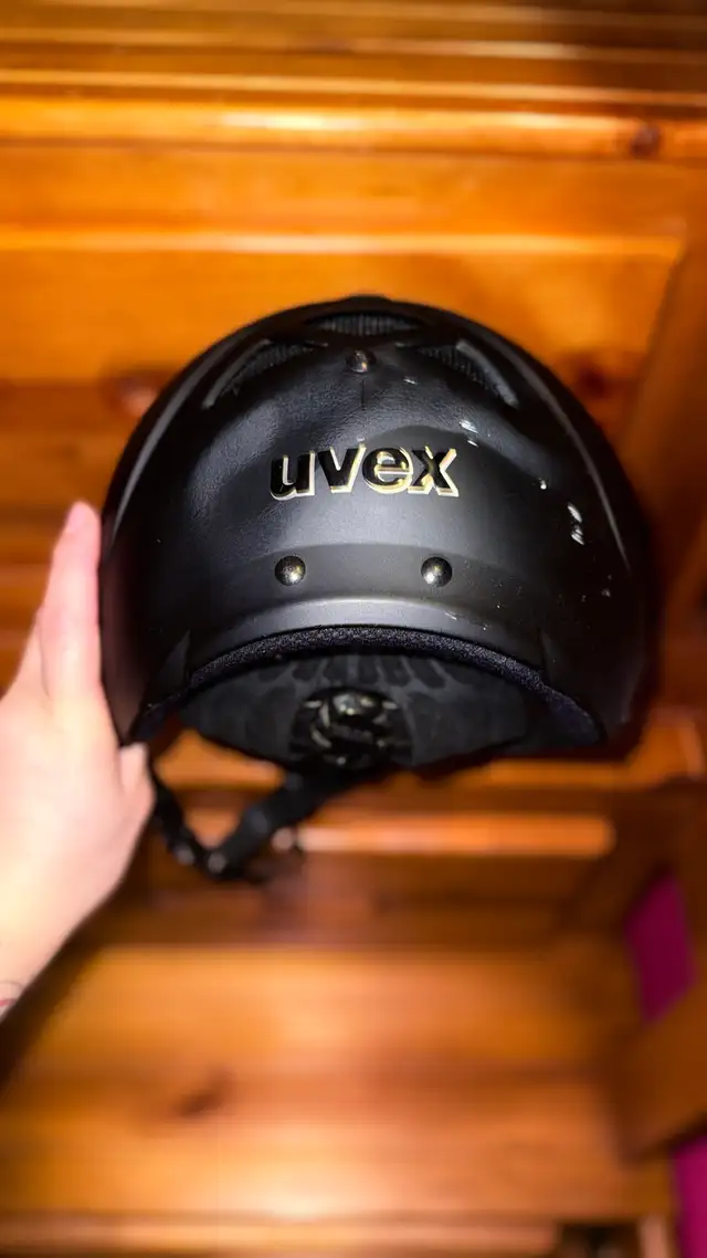 Uvex ski/snowboard helmet in Snowboard in Whistler - Image 4