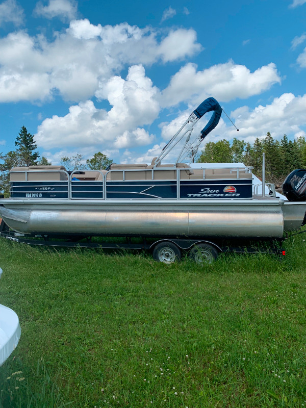 2019 Suntracker 22 DLX XP3 Party Barge in Powerboats & Motorboats in Summerside - Image 3