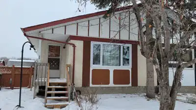 Move in date Sep 1,2025 Renovated side-by-side house in Westdale. Approximately 1000 sqft 4 beds 2 f...