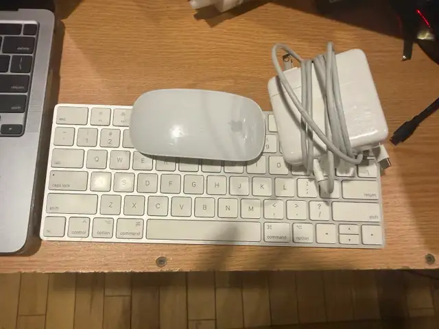 MacBook Pro m1 16gb 1 tb 94% battery cycle mouse keyboard in Laptops in City of Montréal - Image 5