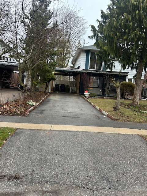 Located in the Guildwood village just beside Lake Ontario and beautiful Guild Inn Park. The two stor...
