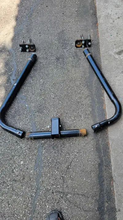 This is a trailer tongue hitch receiver where you can add a bike rack. 2" receiver. Similar to the p...