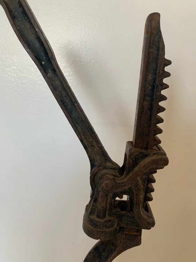 Antique Cast Iron Bottle Capper in Arts & Collectibles in Moose Jaw - Image 2