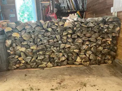 Poplar Firewood, ready to burn. Quarter cord available in the Winnipeg Beach area. Selling a quarter...