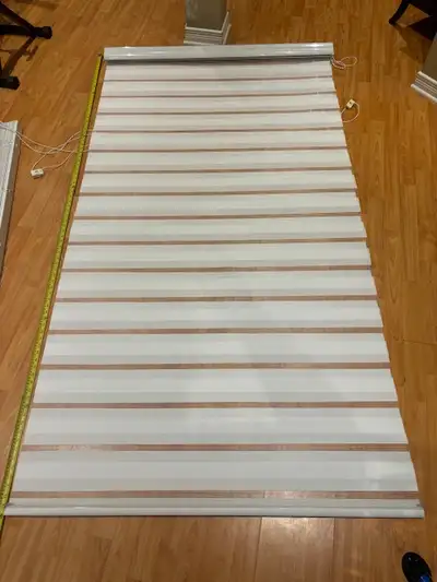 Couleur: blanc Dimensions; largeur: 45 po longueur: 84 po Merci !