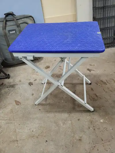 User stacking / grooming table