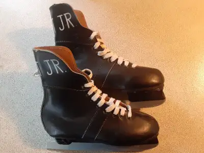 Paire de patins de patinage artistique....ROCKET Jr....grandeur enfant ,ce sont plus pour collection...