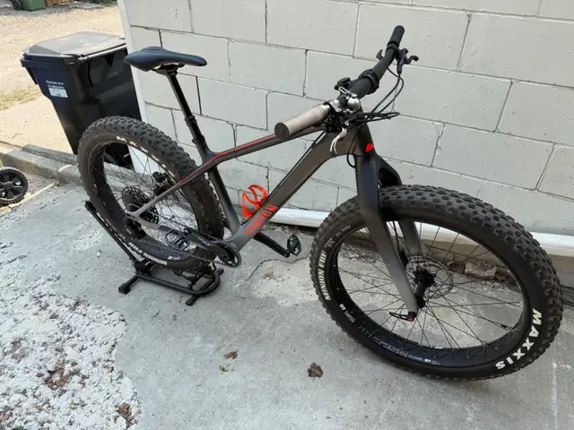 2021 Canyon Dude CF 8 Size M Carbon Fat Bike Like New, <500KM in Mountain in Calgary - Image 4