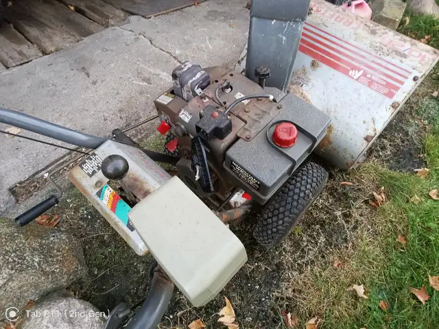 TOUGH 10HP 28" SNOWTHROWER SNOWBLOWER in Snowblowers in Belleville - Image 7
