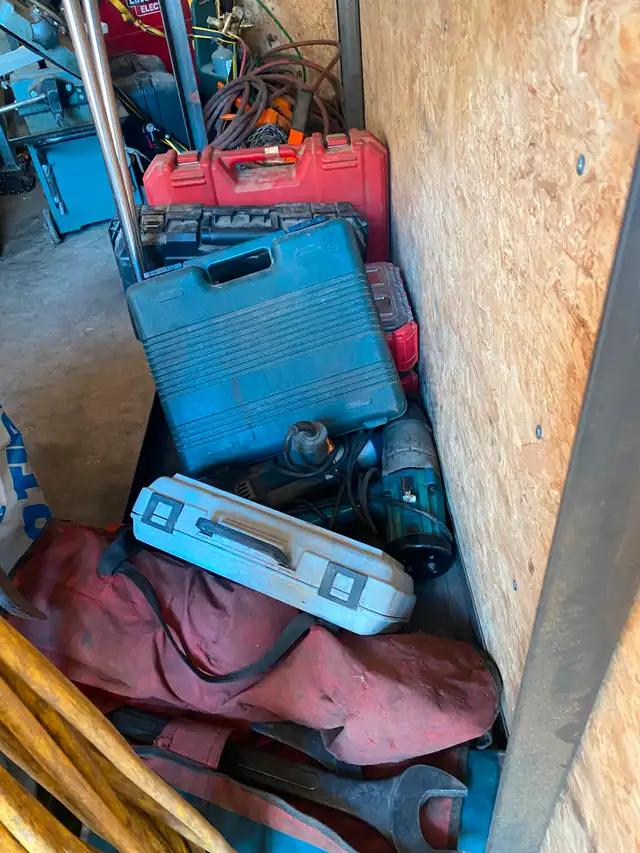 Trailer with lots of tools63008305665409120