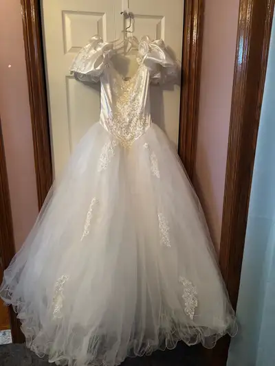 Princess style with layered crinolines. Approximately a size 6 $100 Welland