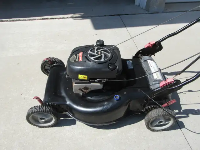 Self-Propelled Craftsman Lawnmower in Lawnmowers & Leaf Blowers in Oshawa / Durham Region - Image 4