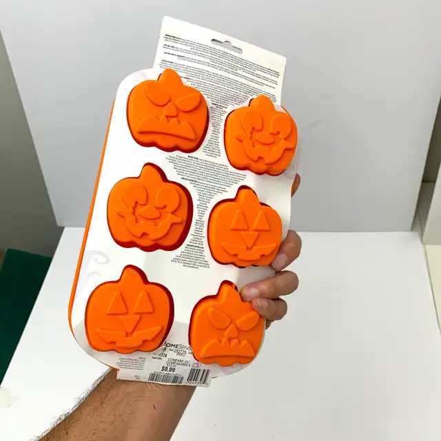 Pumpkin Treat Pan Silicone Baking Mold Halloween Bakeware Wilton in Kitchen & Dining Wares in Calgary - Image 6