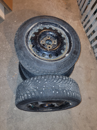 4 pneus d'hiver Nordman North 9 versions cloutées avec jantes 185/60 R15 . Utilisé un hiver seulemen...
