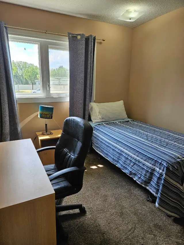 WALKING DISTANCE TO POLYTHECNIC  ROOMS FOR RENT MALES STUDENTS in Room Rentals & Roommates in Lethbridge - Image 3
