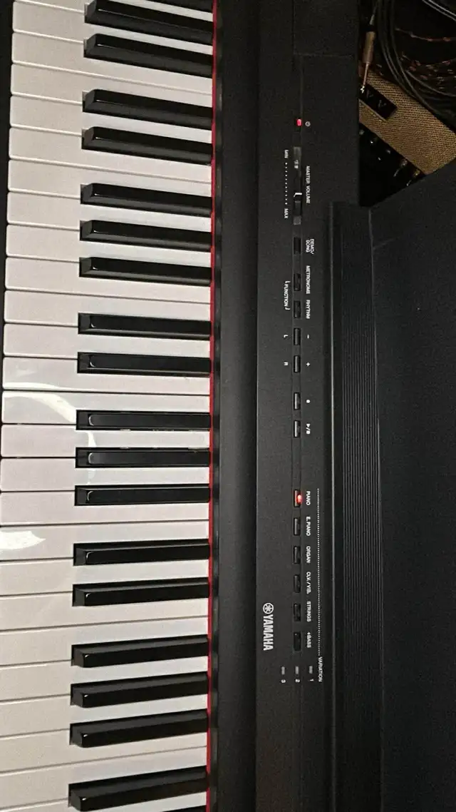 Yamaha P-125 Digital Piano + Stand + Sustain Pedal in Pianos & Keyboards in City of Toronto - Image 8
