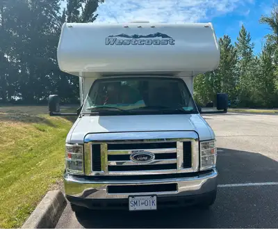 2013 Adventurer 19RD is a compact class C Motorhome. Easy maneuvering and to park, reliable Ford E 3...