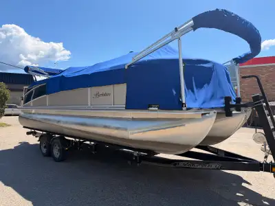 Immaculate Condition Berkshire B233SLX Tritoon Yamaha 150 HP Motor 3 Entrances; Front, Side, Back Fu...