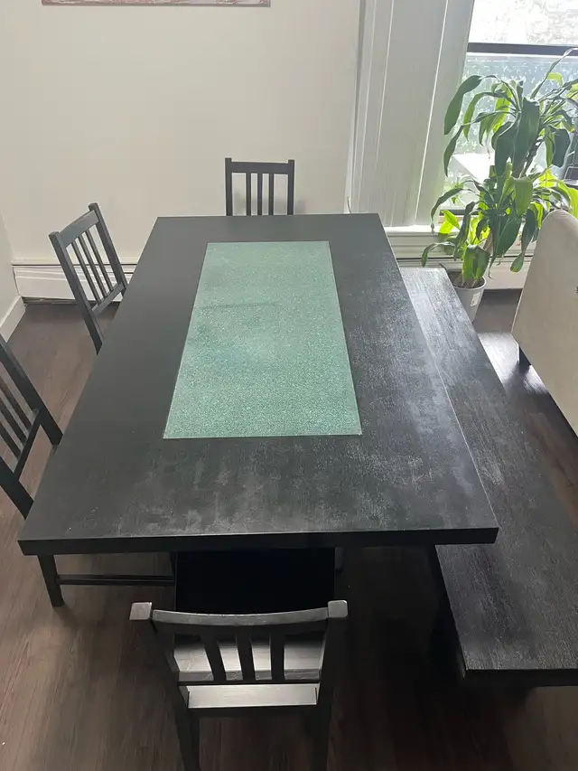 dining table 4 chairs and bench  in Dining Tables & Sets in Calgary - Image 2