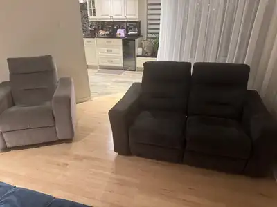Valeur Neuf de $6,800.00 !!! Ensemble Elran causeuse et fauteuil inclinable électrique est l'express...