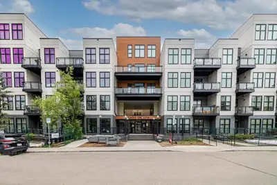 Close by to all ammenities, a 2 min walk to restaurants and many stores