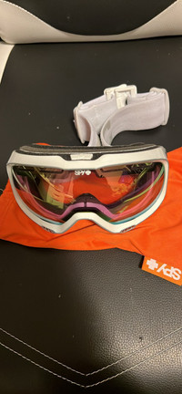 Snowboarding/skiing goggles