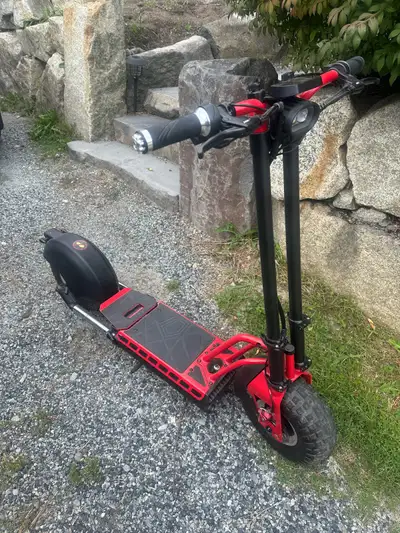 1000 Watt Fat tire electric scooter. Only used a few times. Low kms. 3 speeds. Top speed 50km/hr. Ex...