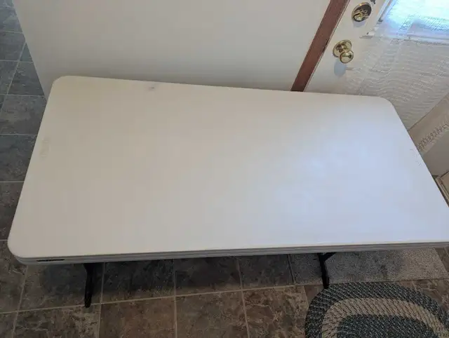 Good fold-up table plastic top