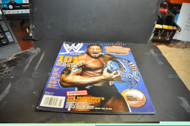 Wwe wrestling magazine program 2007 CHOOSE FROM THE LIST BELOW in Arts & Collectibles in Victoriaville - Image 8