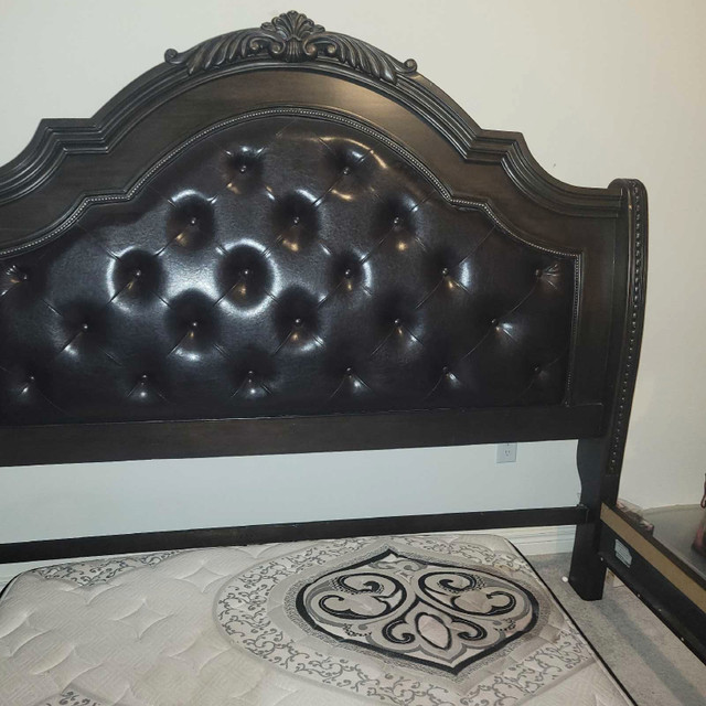 Ashley bedroom set kings sizes  dans Commodes et armoires  à Région d’Oakville/Halton - Image 4