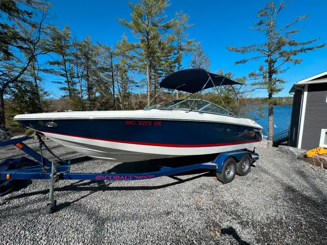2006 Cobalt, 220, Bowrider - New Interior, Cover & Sound Syste in Powerboats & Motorboats in Muskoka - Image 2