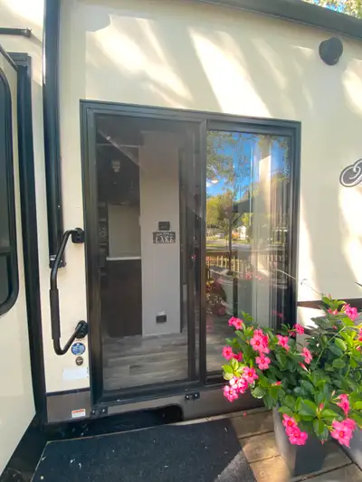 2020 Keystone Residence Trailer - 40 foot trailer Location: Port Perry area - Scugog Landing Price:...