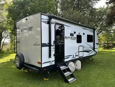 Roulotte Surveyor Legend 202RBLE de Forest River 2023 avec auvent d’extension. Roulotte de très gran...