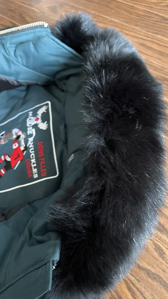 Moose knuckles UNISEX ORIGINAL BOMBER FUR large size in Kids & Youth in Oakville / Halton Region - Image 6